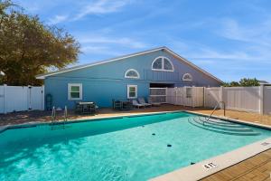 een groot zwembad voor een gebouw bij Neptunes Palace B-2 in Saint George Island