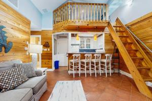 een woonkamer met een bank en een keuken bij Neptunes Palace B-2 in Saint George Island