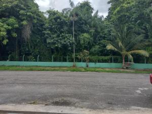 Taman di luar Jomar family home