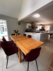 Nhà bếp/bếp nhỏ tại Beechwood House, Hot Tub & Games Room, New Forest