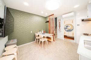 Un comedor con mesa y sillas en Spacious 3-Story House with 2 Baths, 7 min to Metro direct to Akihabara Ueno Ginza, en Tokio