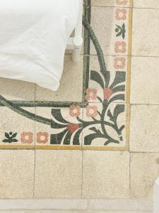 モーラ・ディ・バーリにあるPerla di Molaの花柄のタイル床のバスルーム