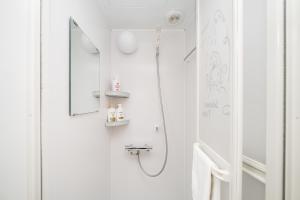 baño con ducha y espejo en la pared en Spacious 3-Story House with 2 Baths, 7 min to Metro direct to Akihabara Ueno Ginza, en Tokio 36 fotos más