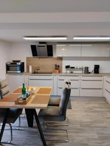 una cucina con un tavolo di legno e una sala da pranzo di Gabriela apartment in frankfurt a Bad Vilbel