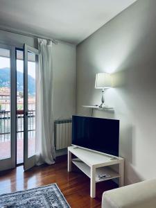 TV a/nebo společenská místnost v ubytování LungoLago33