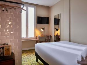 a bedroom with a large white bed and a window at Greet Boulogne Billancourt Paris in Boulogne-Billancourt