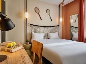 a bedroom with a bed and a table with a desk at Greet Boulogne Billancourt Paris in Boulogne-Billancourt
