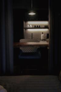 Stylish City Suite in the Heart of Jyväskylä في يوفاسكولا: طاولة مطبخ مع حوض في غرفة مظلمة