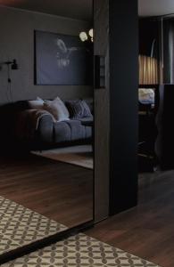 Stylish City Suite in the Heart of Jyväskylä في يوفاسكولا: مرآة في غرفة مع سرير فيها