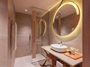 Ένα μπάνιο στο The Bodrum Hotel Yalıkavak - MGallery Collection