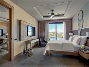 Ένα ή περισσότερα κρεβάτια σε δωμάτιο στο The Bodrum Hotel Yalıkavak - MGallery Collection