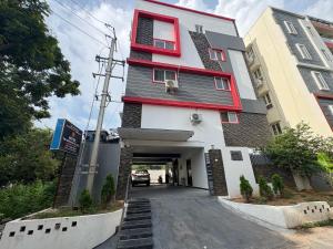 LingampalliにあるCollection O Hyderabad Central Universityの赤い窓とトンネルのある白い建物