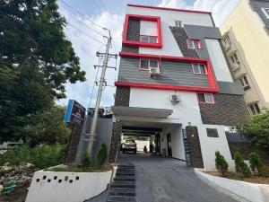 LingampalliにあるCollection O Hyderabad Central Universityの赤い窓とトンネルのある白い建物