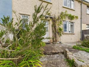 Zahrada ubytování Cosy Flushing Village Home | Parking & Near Beach