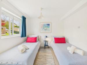 Postel nebo postele na pokoji v ubytování Cosy Flushing Village Home | Parking & Near Beach + 32 fotografií