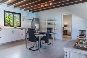 Η κουζίνα ή μικρή κουζίνα στο Villa Nazoly, Oasis de Tranquilidad con Piscina Privada en el Corazón de Lanzarote