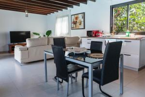 Η κουζίνα ή μικρή κουζίνα στο Villa Nazoly, Oasis de Tranquilidad con Piscina Privada en el Corazón de Lanzarote
