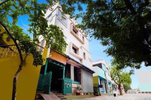 ChandragiriにあるHotel O Tirumala Hill Viewの時計塔のある通り建て