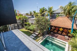 una vista sul tetto di una piscina e di una casa di Villa Efes Bali a Seminyak