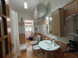 Ένα μπάνιο στο The Tirana Timehouse +13 φωτογραφίες