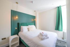 Postel nebo postele na pokoji v ubytování Modern Chandos Flat by Prescott Apartments