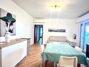 una sala de estar con una mesa y un sofá en Wind surf love, en Marina Julia