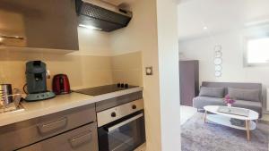 - une cuisine avec un canapé et une table dans une chambre dans l'établissement Studio calme petite vue lac, à Saint-Jorioz