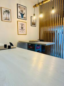 a meeting room with a table and a desk at MEERBLICKBUTZE by BUTZENFLOTTE Grömitz - Sitzfenster & Meerblick in Grömitz