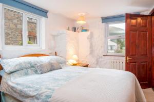 Postel nebo postele na pokoji v ubytování Dingle Cottage