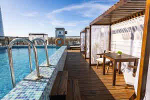 Piscina de la sau aproape de Palladium Business Hotel