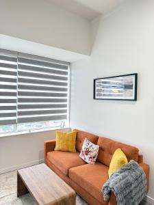 Et opholdsområde på Cozy 1-Bedroom with Downtown City views