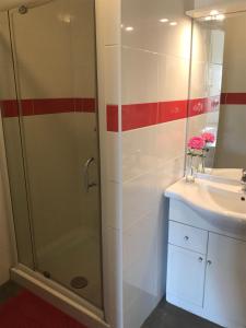 Bilik mandi di Ma Maison Jaune - Roquessels +25 gambar