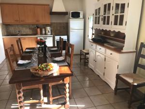 Dapur atau dapur kecil di Ma Maison Jaune - Roquessels