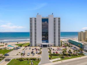 una vista de dos edificios altos junto a la playa en Sherwin Condominium 1702, en Daytona Beach Shores