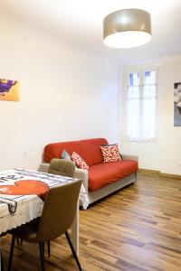 a living room with a couch and a table at Elegante appartamento in Centro storico - Vista sul corso principale - Spazioso , WiFi veloce, posizione top in Pordenone