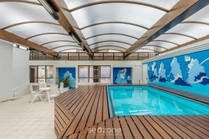una piscina en una habitación con techo en Estudios at Upper Residence - UPP, en Curitiba