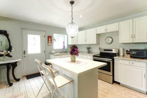 Kuchyň nebo kuchyňský kout v ubytování Fully Furnished Private Basement Apartment in Carmel + 14 fotografií