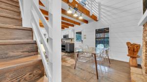 eine Küche und ein Esszimmer mit Tisch und Stühlen in der Unterkunft Lakeside Cabin w Hot Tub Fireplace Near Dollywood Trails Smoky Shores Retreat by AvantStay in Little Cove