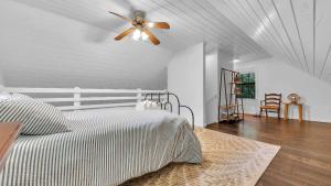 ein Schlafzimmer mit einem Bett und einem Deckenventilator in der Unterkunft Lakeside Cabin w Hot Tub Fireplace Near Dollywood Trails Smoky Shores Retreat by AvantStay in Little Cove