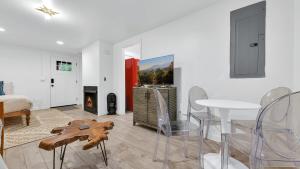 ein Wohnzimmer mit Tisch und Stühlen und einem Kamin in der Unterkunft Lakeside Cabin w Hot Tub Fireplace Near Dollywood Trails Smoky Shores Retreat by AvantStay in Little Cove