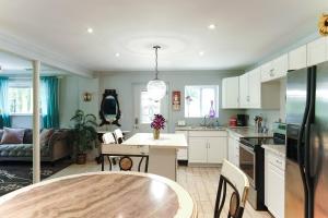 Kuchyň nebo kuchyňský kout v ubytování Fully Furnished Private Basement Apartment in Carmel