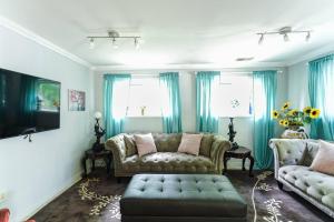 TV a/nebo společenská místnost v ubytování Fully Furnished Private Basement Apartment in Carmel