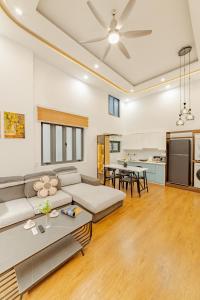 una sala de estar con un sofá y una mesa en Flex Home, en Da Nang