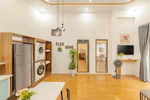 sala de estar con nevera y mesa en Flex Home, en Da Nang