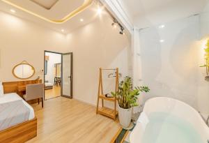 Un dormitorio con una cama, un escritorio y un espejo. en Flex Home, en Da Nang