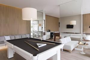 una stanza con un tavolo da biliardo e sedie bianche di tampopo · urbe Barra Funda, AC, colado no metrô a San Paolo