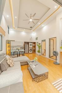 una sala de estar con un sofá y una mesa en Flex Home, en Da Nang 17 fotos más