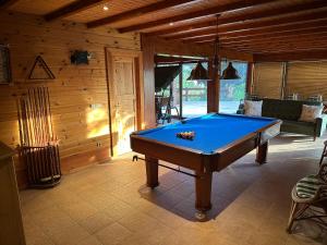 einem Billardtisch in der Mitte eines Zimmers in der Unterkunft Chalé do Pinheiro in Vila Nova de Cerveira