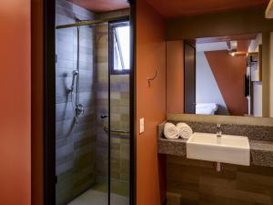 バウネアーリオ・コンボリウーにあるIbis Budget Balneario Camboriuの洗面台とシャワー付きのバスルーム