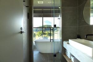 Ένα μπάνιο στο 全室から富士を望み 広い庭で憩う別荘 +29 φωτογραφίες